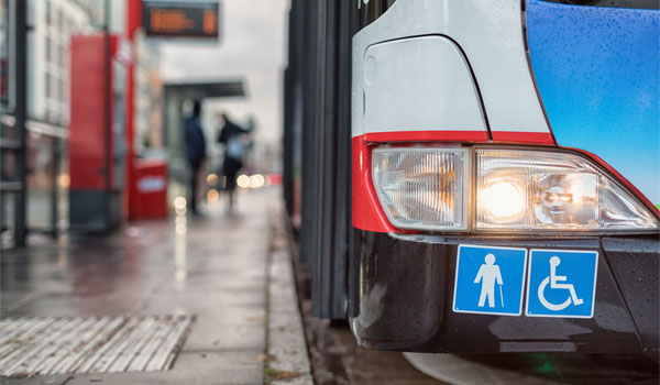 Bus an einer Haltestelle mit behinderten Aufklebern.
