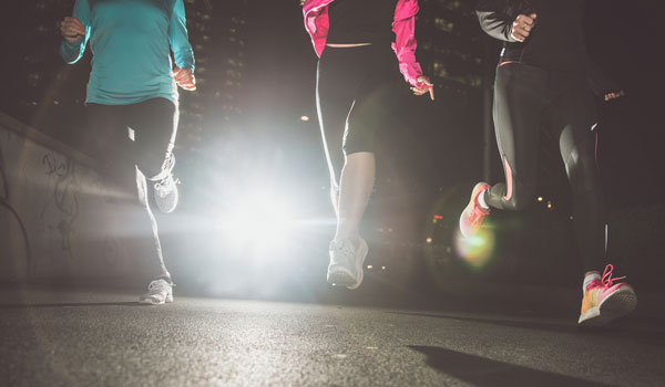 3 Frauen im Dunkeln am Laufen