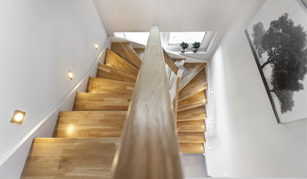 eine Treppe mit guter Beleuchtung