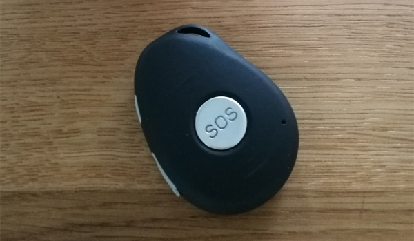 der mobile Notruf Smartlife auf einem Tisch.