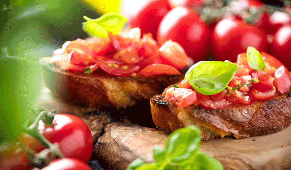 Ein Baguette mit Tomate und Basilikum.