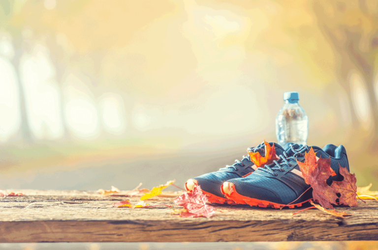 Sportschuhe vor einem Herbstpanorama.