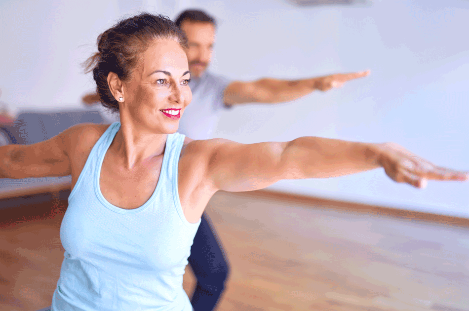Ein Frau macht Gymnastikübungen zu Hause.