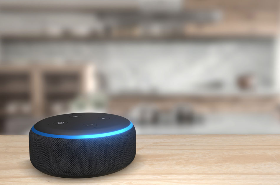 Ein Sprachassistent liegt auf dem Küchentisch