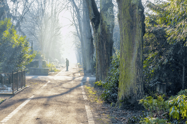 Ein Angehöriger vor einem Grab.