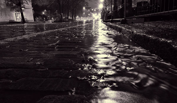 einsame Straße bei Nacht