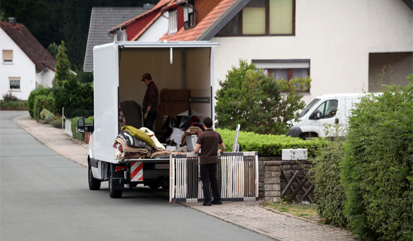 Umzugswagen vor einem Einfamilienhaus.