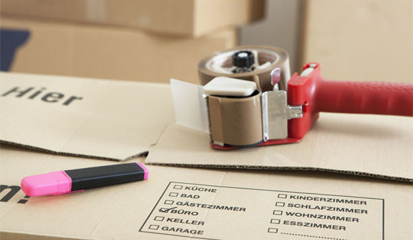 Umzugskarton mit Klebeband und Stift