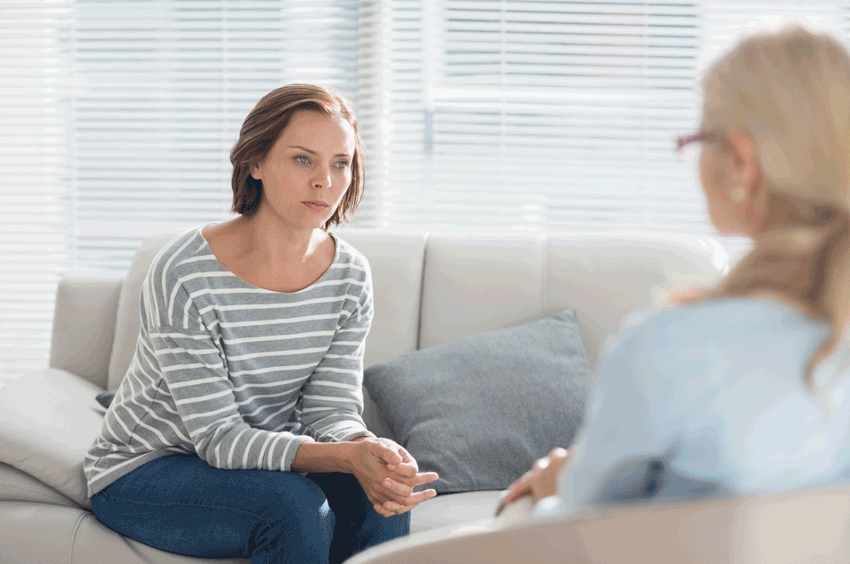 Eine junge FRau lässt sich beraten.
