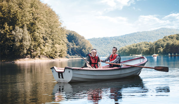 Zwei Männer angeln in einem Boot auf einem See