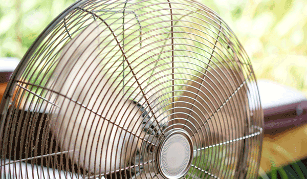 Ein Ventilator blässt kühle Luft ins Zimmer.