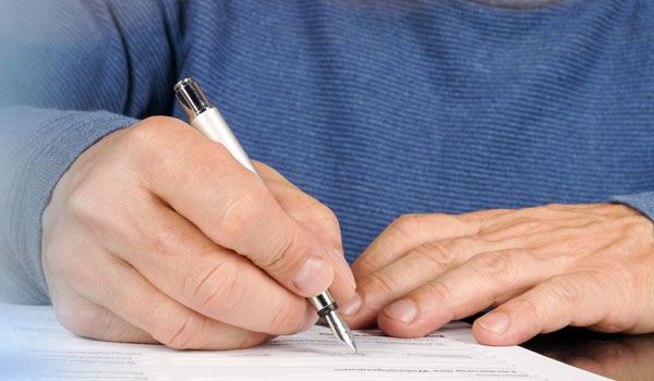 Ein Senior füllt den Verhinderungsantrag aus.