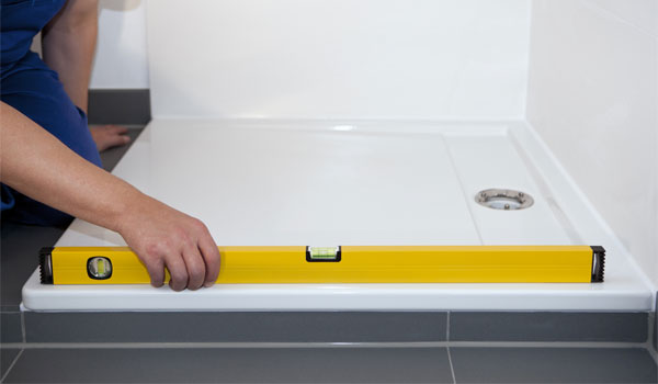 Ein Handwerker vermisst die neue Dusche.