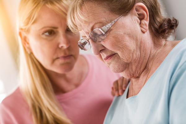 Die Tochter sorgt sich um die depressive Mutter. 