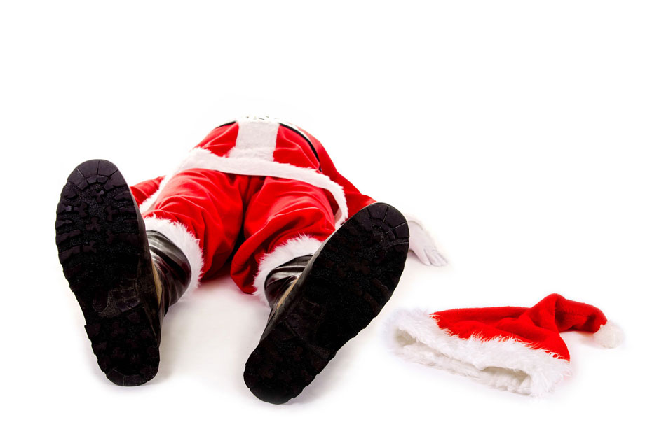 Weihnachtsmann liegt ko auf dem Boden.