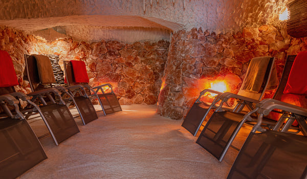 Salgrotte mit Liegestühlen