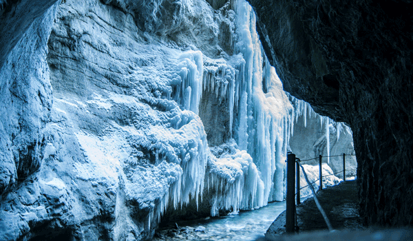 Die Partnachklamm im Winter mit ihren vereisten Wasserfällen.