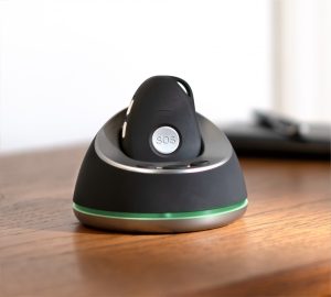 ProVita SmartLife in einer Ladestation auf einem Holztisch.