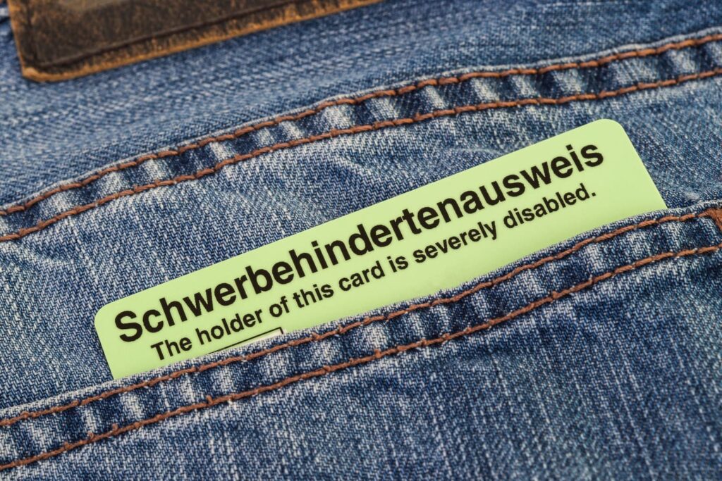 Ein Schwerbehindertenausweis in einer Jeanstasche.