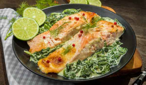 Lachsfilet mit Spinat und Couscous im Backpapier