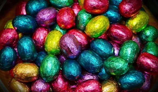 Viele bunte Schokoeier.