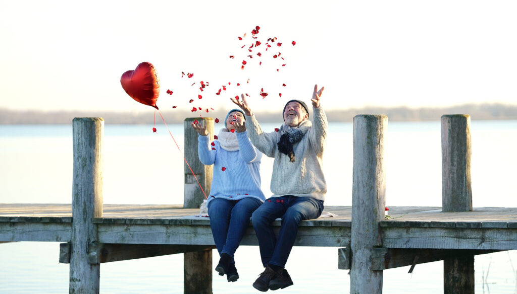 Ein Seniorenpaar steht sich gegenüber und schaut sich verliebt an.