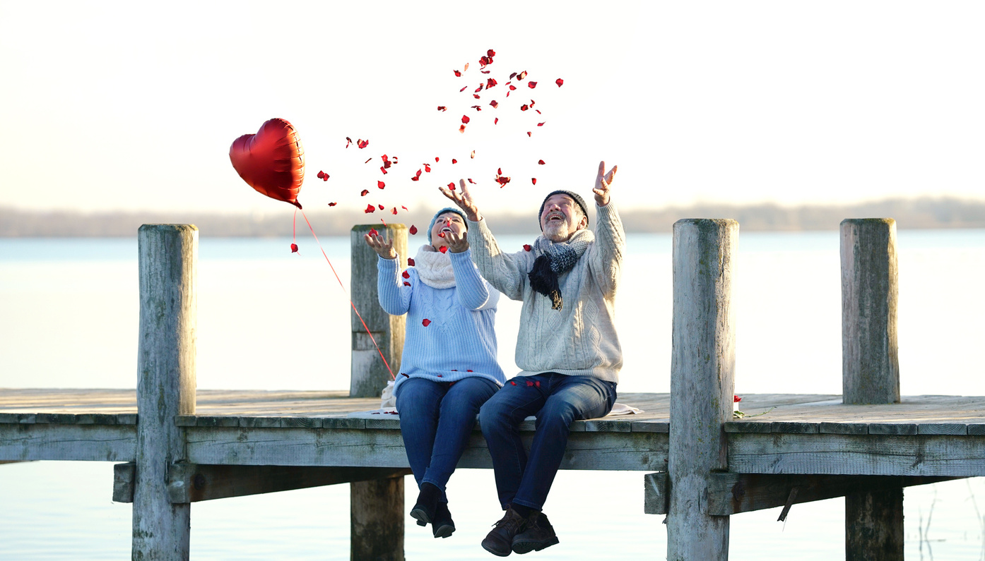 Ein Seniorenpaar steht sich gegenüber und schaut sich verliebt an.