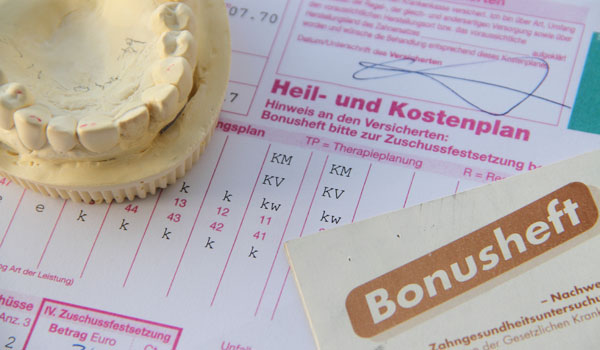 Ein Zahnabdruck auf einem Heil- und Kostenplan-Formular.