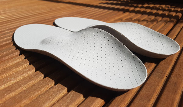 Einlegesohlen auf einem Holzboden.