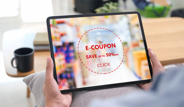 Ein Senior bekommt über sein Tablett einen Rabattcode angezeigt.