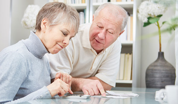 Ein Seniorenpaar kontrolliert seine Ausgaben.