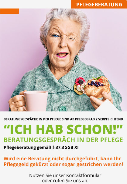 Ältere Person in grünem Strickpullover hält eine Tasse und ein belegtes Brötchen mit Beeren und Nüssen vor rosa Hintergrund.
