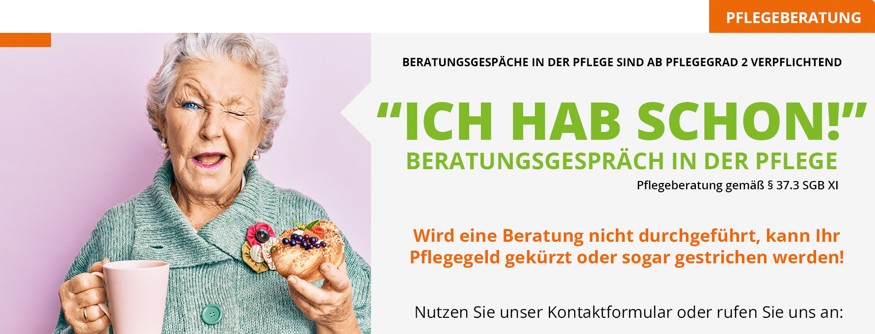 Ältere Frau mit grauen Haaren trägt grünen Pullover und hält Tasse und Teller mit Kuchenstück und Beeren in den Händen.