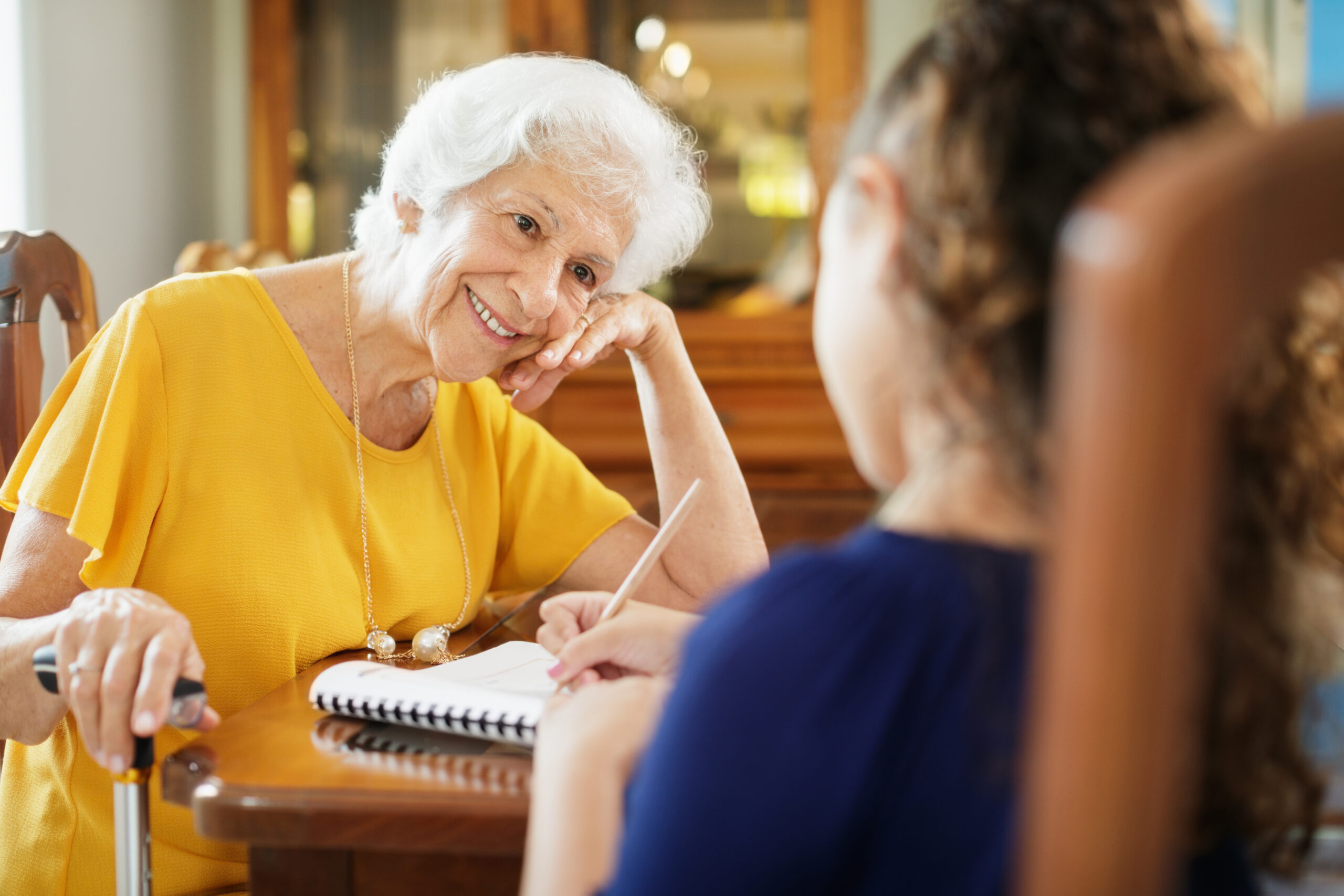 Ältere Frau mit Pflegegrad 2 spricht mit Pflegeberaterin über den Beratungseinsatz nach Paragraf 37.3 im eigenen Zuhause.