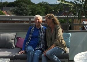 Margot (87) und ihre Tochter Doris auf einer Bank.