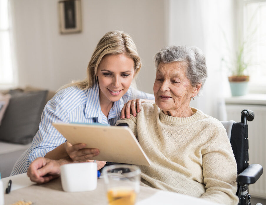 Eine ältere Frau bekommt eine Pflegeberatung in ihrer Wohnung