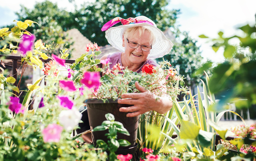 ältere dame bei der gartenarbeit