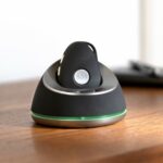 Provita SmartLife in einer Ladestation auf einem Holztisch.