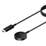 Schwarzes USB-C-Kabel mit rundem, flachem Anschluss an einem Ende und Stecker am anderen Ende.