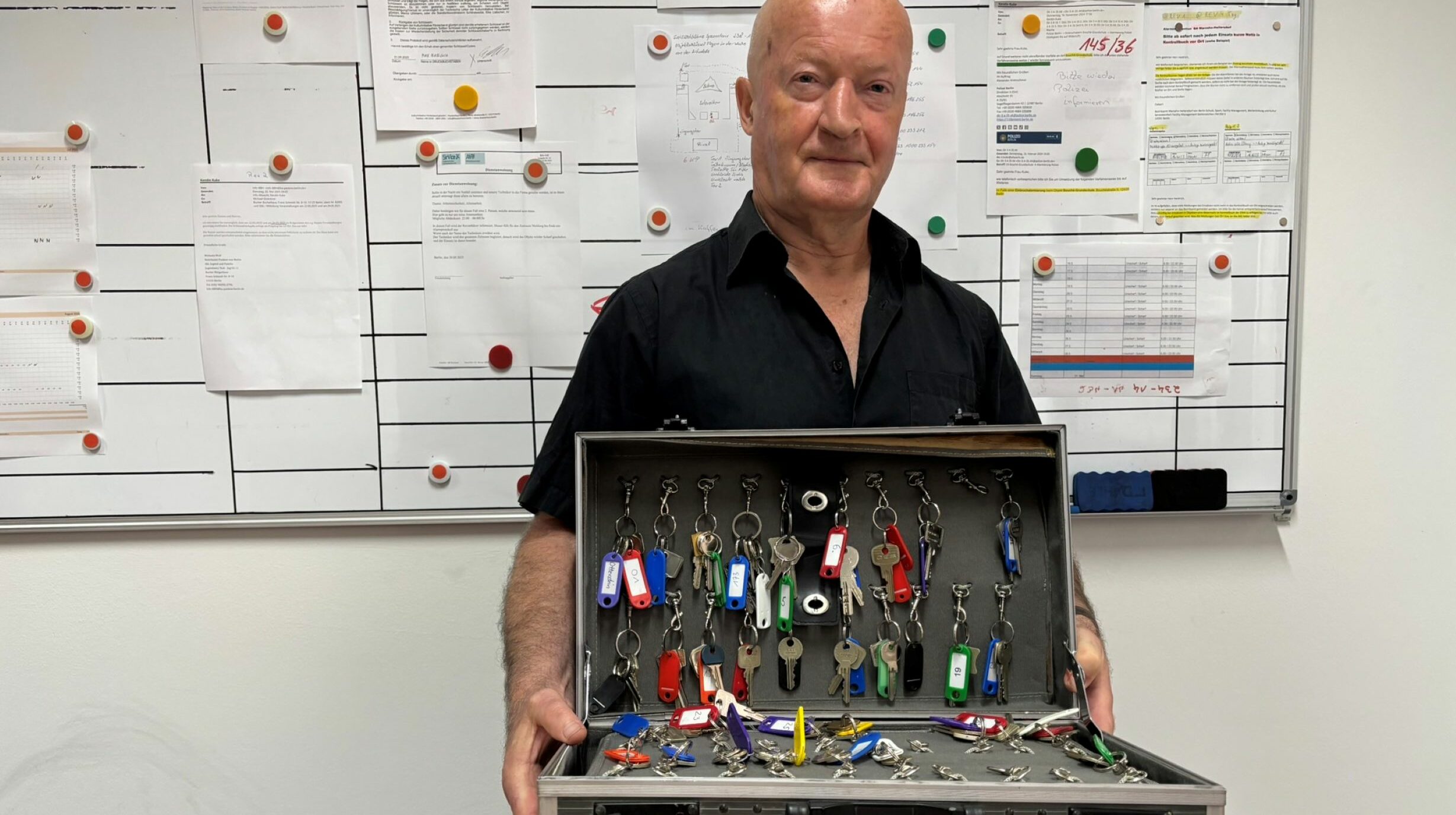 Hanno Heidrich von unserem Hausnotrufservice hält einen Koffer mit Schlüsseln in der Hand.