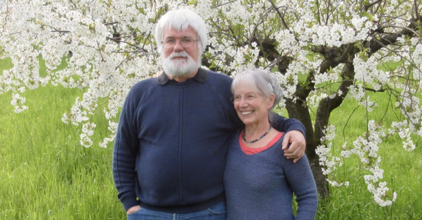 Margit und Karl-Friedrich Fischbach stehen vor einem Baum, der blüht.