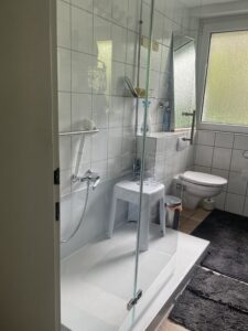 Nun freut sich Peter Karbaum über seine moderne Dusche. 