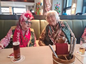 Liane Pütz mit einer Freundin am Kölner Karneval. Beide Frauen sind kostümiert.