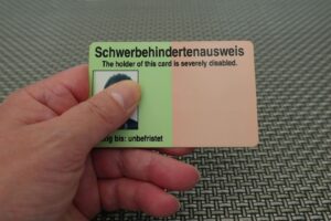 Ein Schwerbehindertenausweis im Kreditkartenformat. 