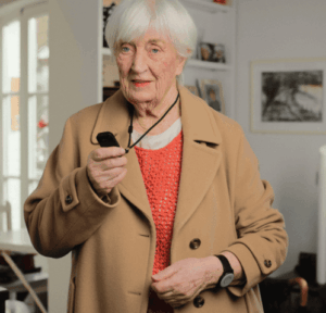 Eine Seniorin trägt das Notrufgerät Butler. 