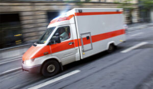Ein Krankenwagen unterwegs zu einem Patienten. 