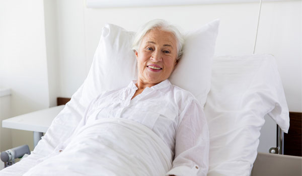 Seniorin liegt im Krankenhaus.
