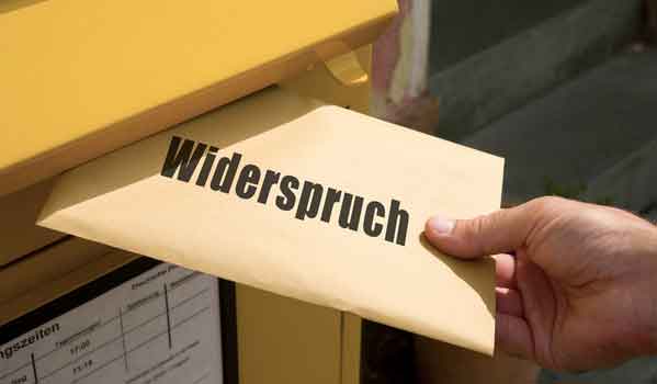 Ein Widerspruch wird in den Briefkasten geworfen.